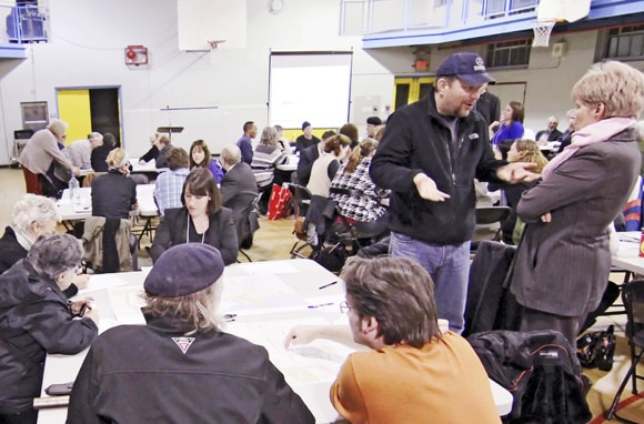 Residents talk traffic at Leslie Barns meeting