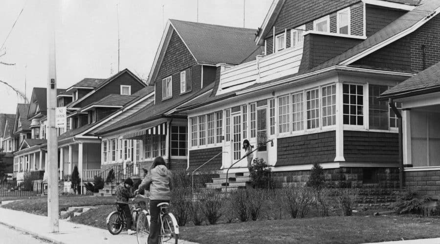 Houses, Leuty Avenue, east side, between Alfresco Lawn and Violet Avenue, Toronto, Ont. Email Print Facebook Twitter Houses, Leuty Avenue, east side, between Alfresco Lawn and Violet Avenue, Toronto, Ont. Open in full size Open in full size Unknown Year/Format: 1972, Picture Subjects: